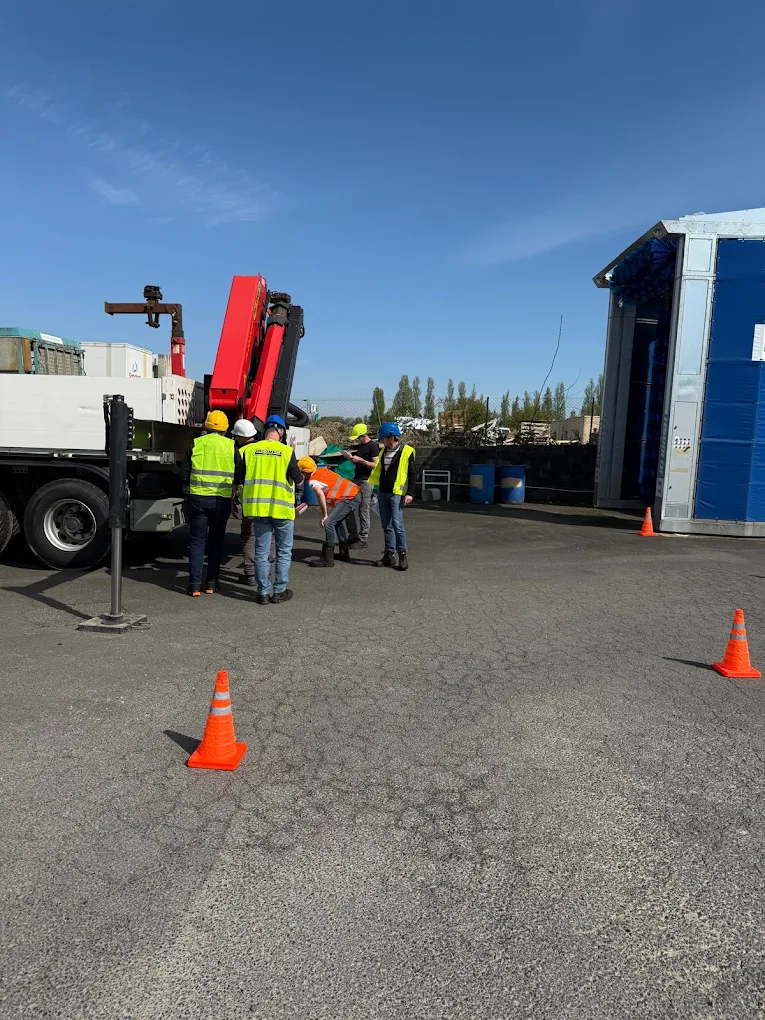 Formation pratique terrain avec grue auxiliaire